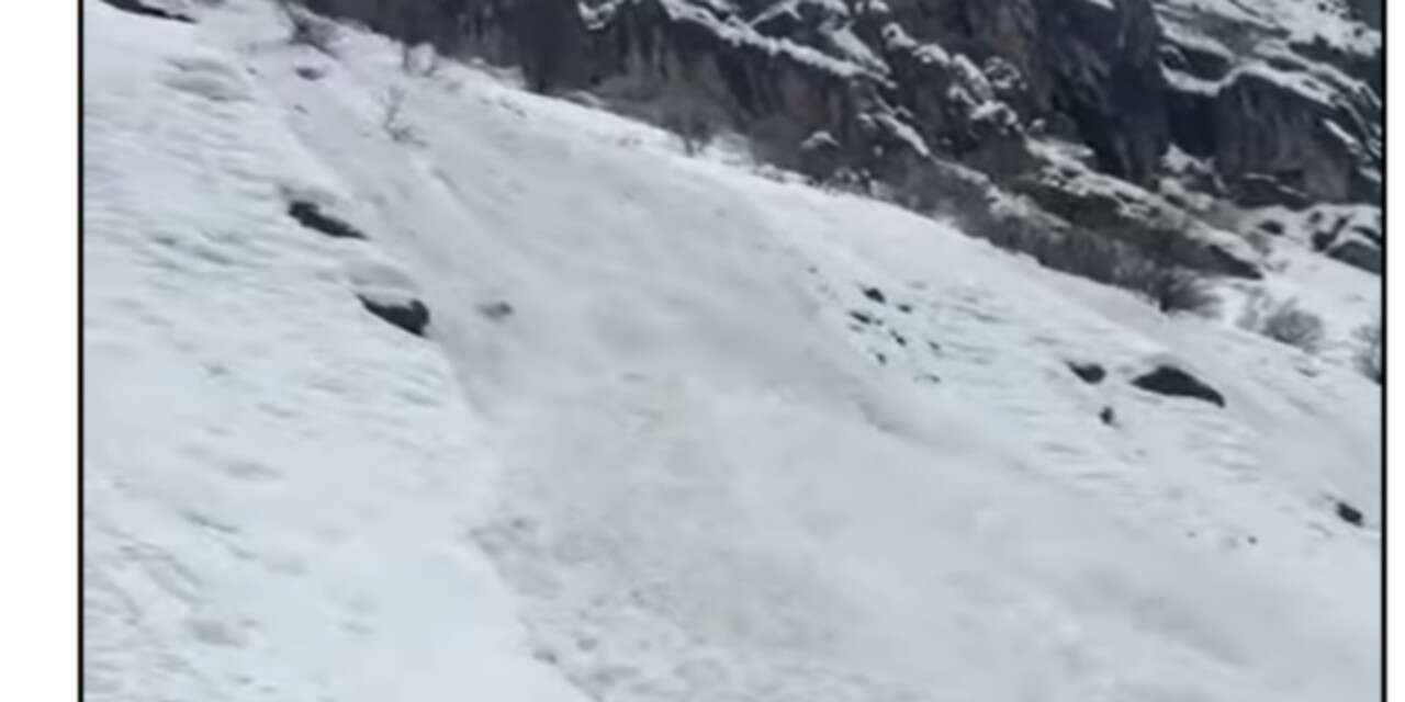 Çukurca karayoluna inen çığ görüntülendi