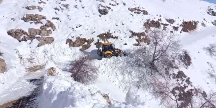 Van'da onlarca yerleşim yerinin yolu kapalı