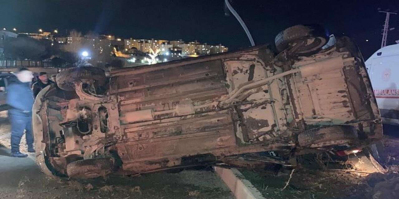 Kaygan yolda otomobil takla attı: 2 yaralı