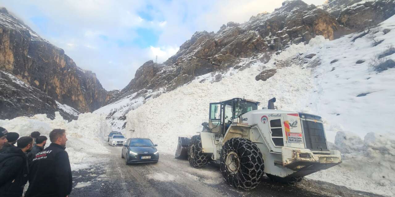 Hakkari-Çukurca yoluna çığ  temizlendi