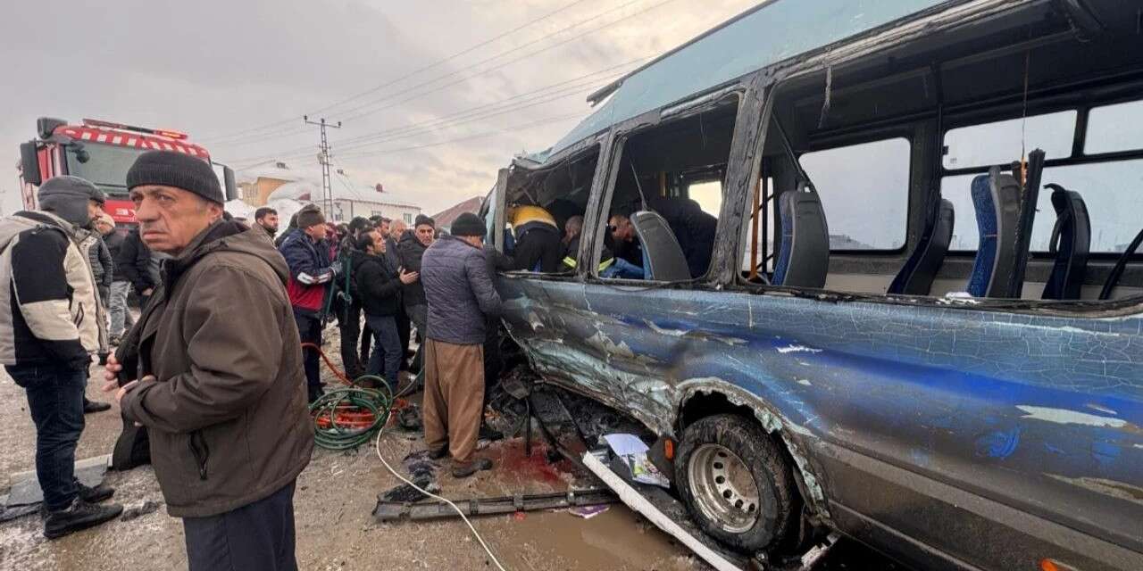 Toplu taşıma araçları kafa kafaya çarpıştı