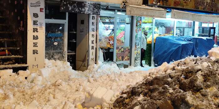 Hakkari’de çatılardan düşen kar yığınları ilgiyle izlendi