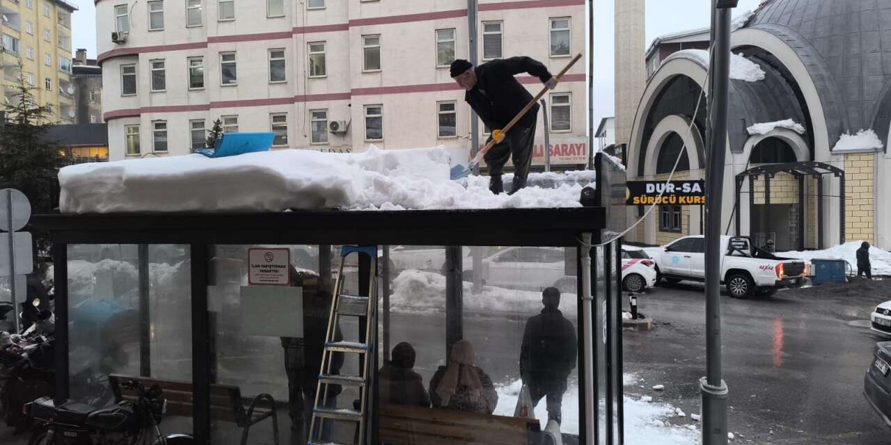 Hakkari’de toplu taşıma Durakları kardan temizlendi
