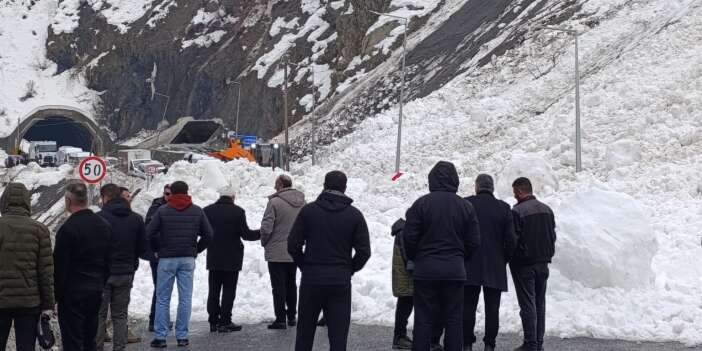 Hakkari–Van Karayoluna çığ düştü