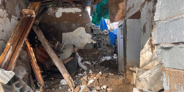 Ağaçdibi Köyünde ev kaya altında kaldı