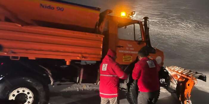 Kızılay'dan mahsur kalan sürücülere kumanya desteği