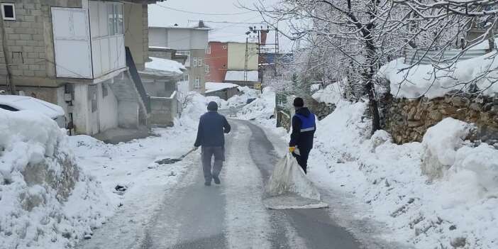 Belediye ekipleri kar ve buzla mücadele ediyor