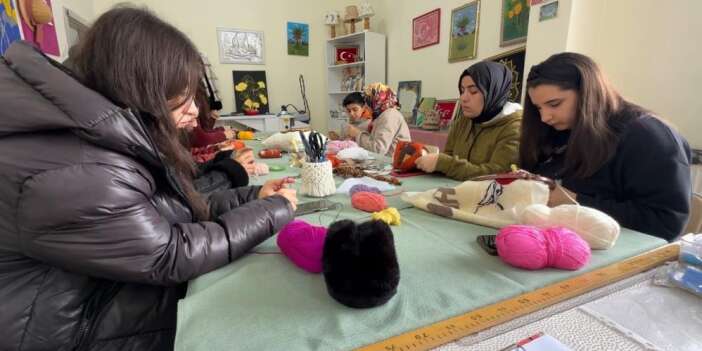 Yüksekovalı kadınlar hem meslek öğreniyor