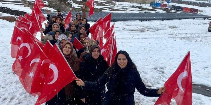 Kadınlardan bayrak sevgisi yürüyüşü