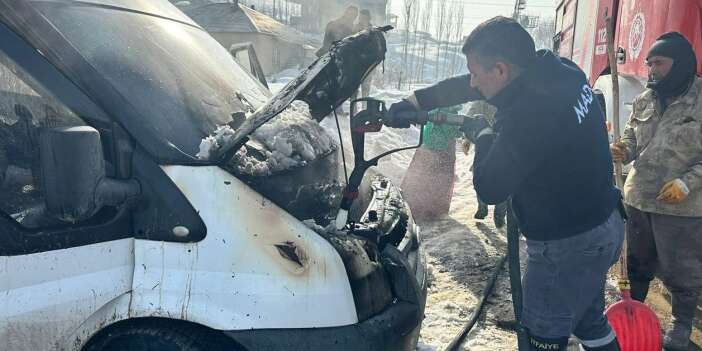 Minübüs yangını korkuttu