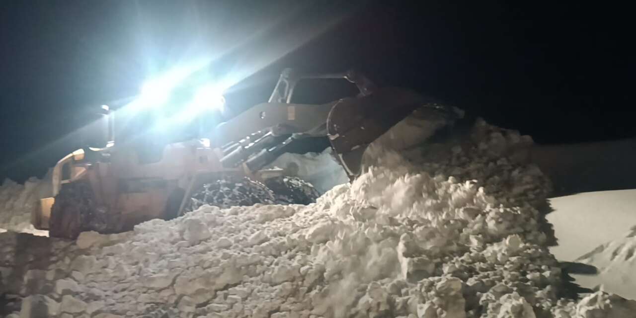 Hakkari'de 2.800 rakımda karla mücadele çalışması