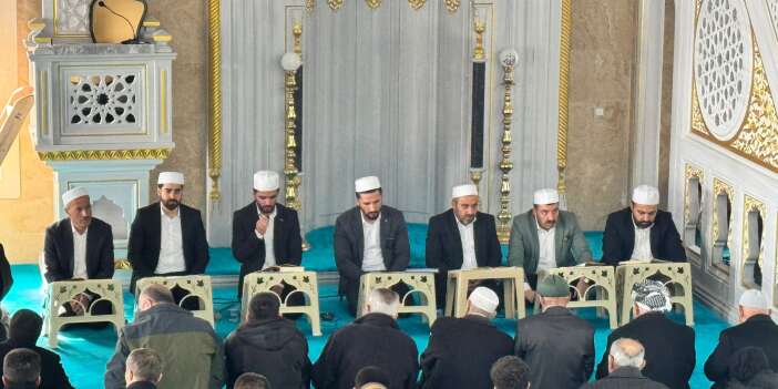 Hakkari'de deprem şehitleri dualarla anıldı.