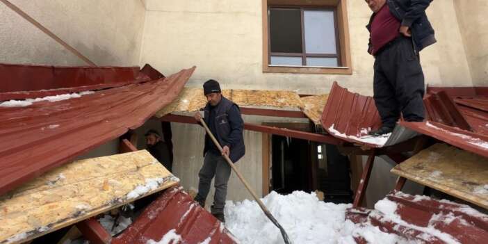 Çatıdan düşen kar kütlesi iş yerlerine hasar verdi