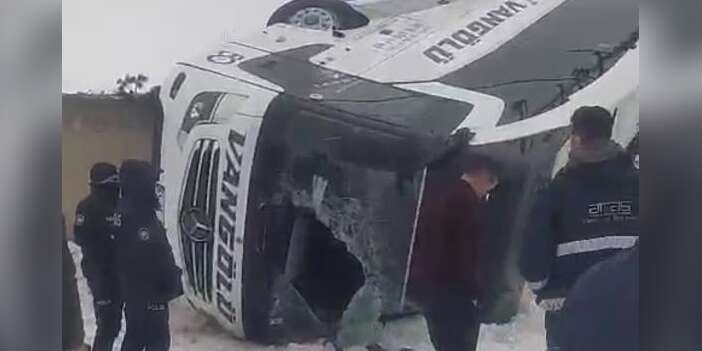 Yolcu otobüsü devrildi:16 yaralı