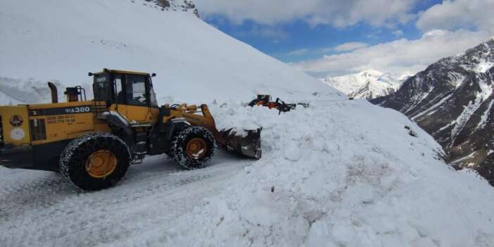 Bahçesaray Karabet Geçidi'nde kar kalınlığı 2 metre 17 santimetreye ulaştı
