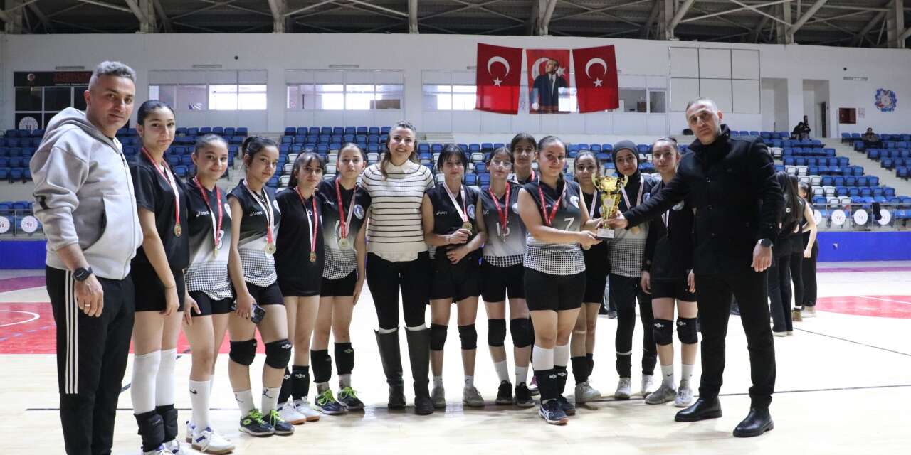 Hakkari’de kızlar voleybol il birinciliği sona erdi