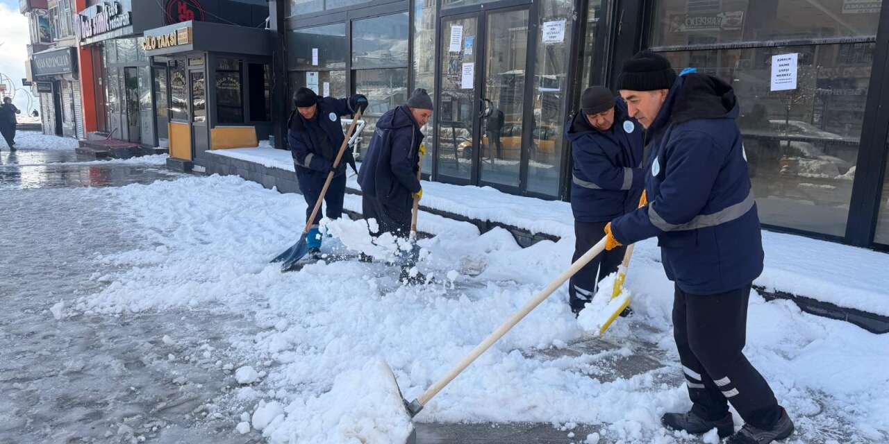 Hakkari’de Kürekli kar timleri sahada