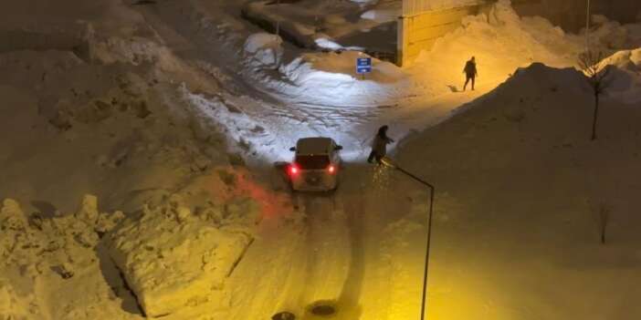 Kara saplanan araçlar vatandaşların yardımıyla kurtarıldı