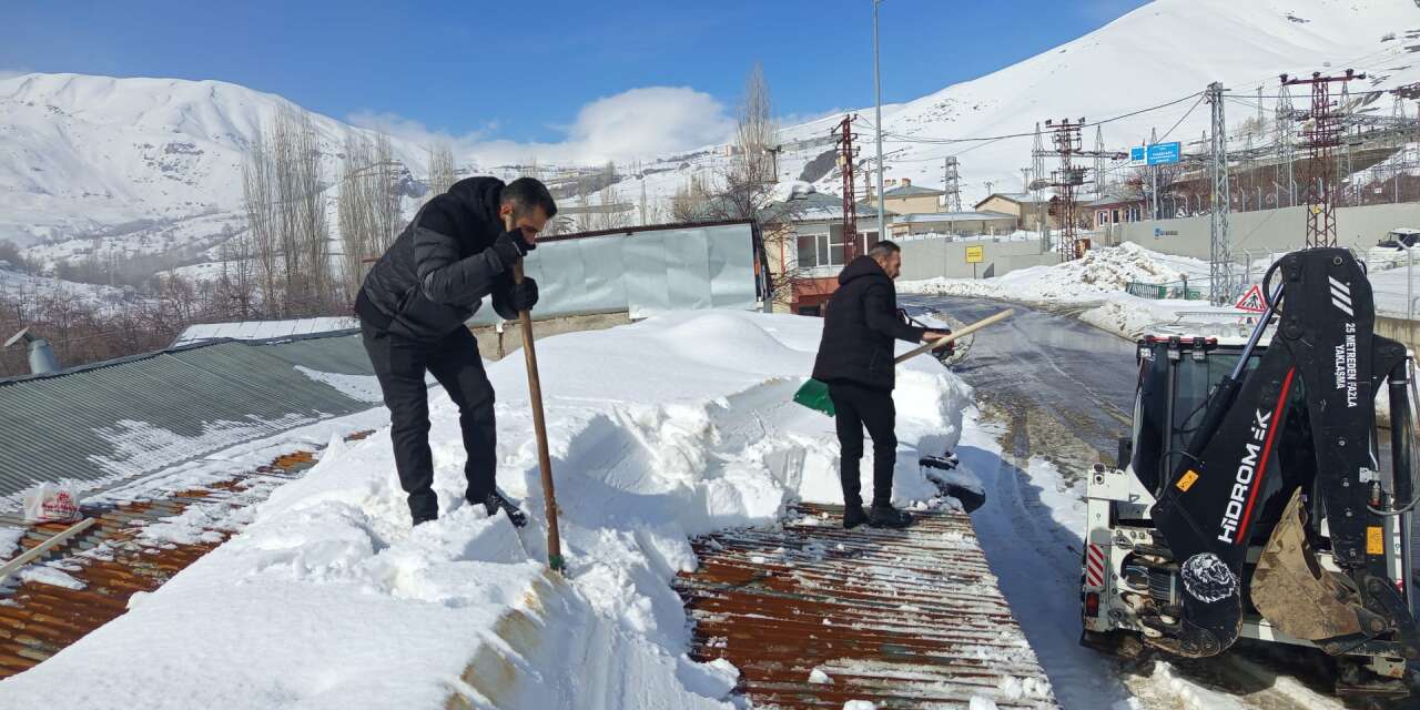 İçme Suyu Sondajlarının çatıları kardan arındırıldı