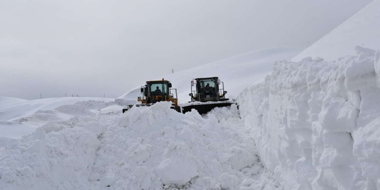 Hakkari’de 143 yerleşim yerinin yolu ulaşıma açıldı