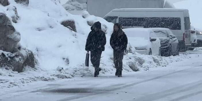 Yüksekova'da kar yağışı yeniden etkili oldu