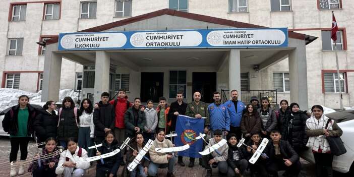 Gençler model uçakla buluştu