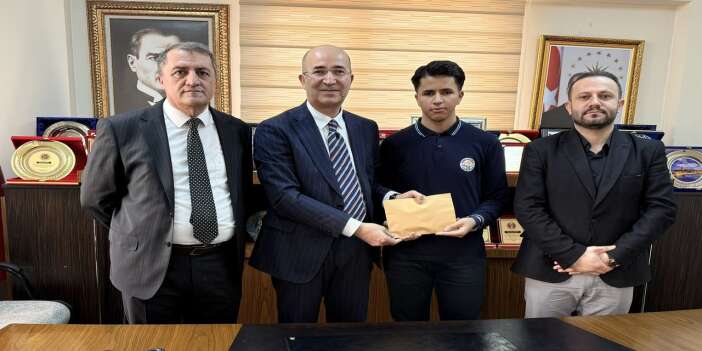 Başkan Büyüksu'dan Türkiye Birincisi öğrenciye tebrik