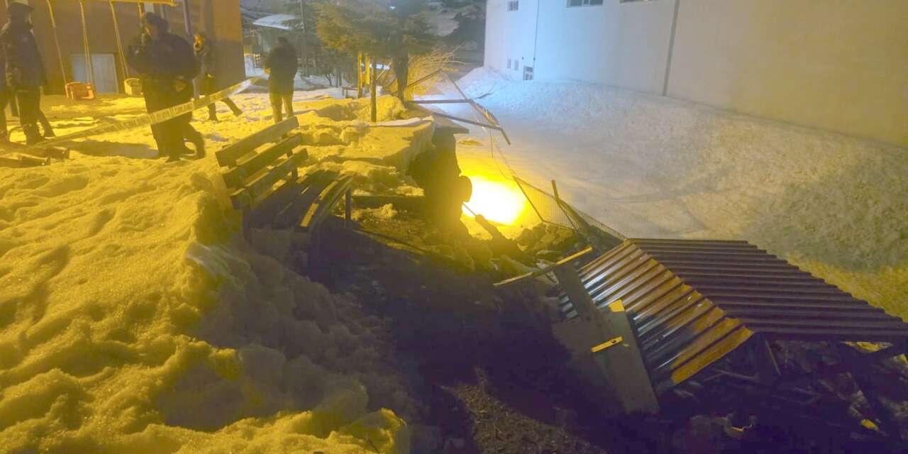 Hakkari’de yağış nedeniyle istinat duvarı çöktü