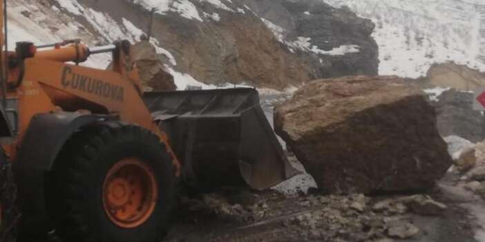 Dev kaya parçaları yola düştü