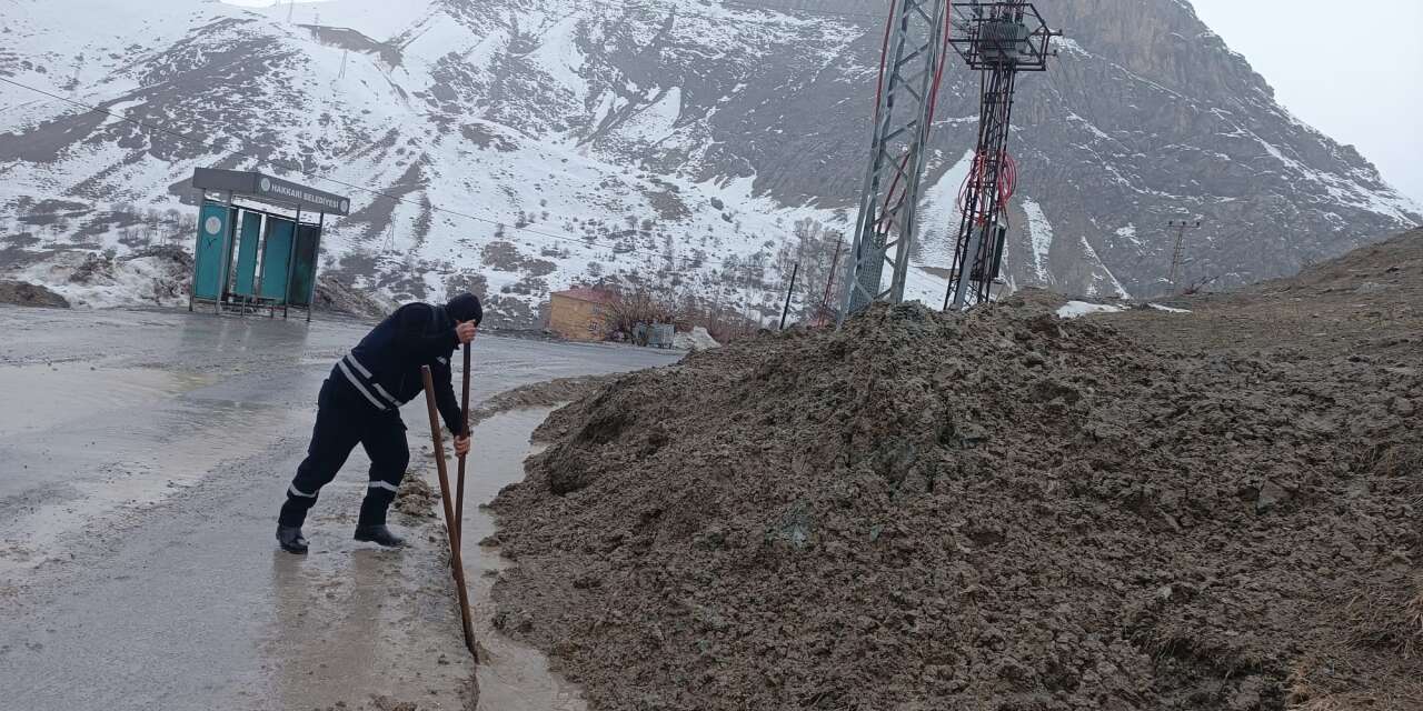 Hakkari’de tıkanan yağmur suyu giderlerine müdahale
