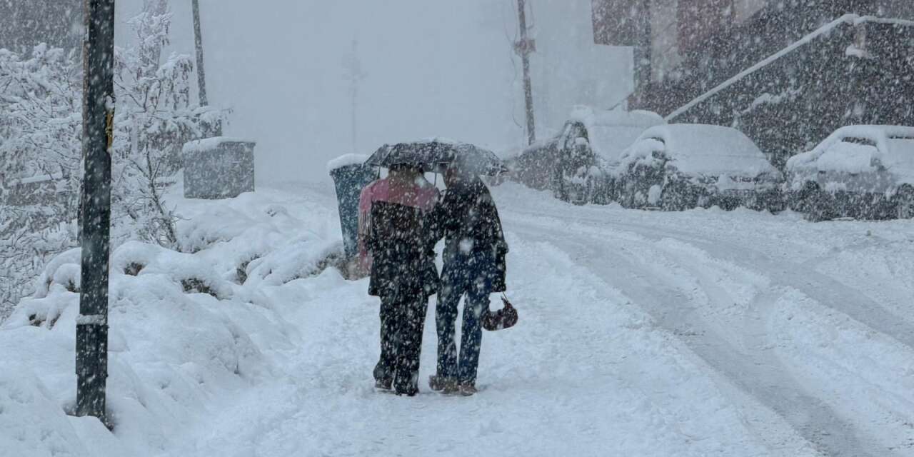 Hakkâri’de  kar yağışı: 20 köy, 38 mezra yolu ulaşıma kapandı