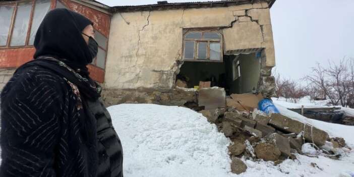 Yağışlar nedeniyle bir evin duvarı çöktü