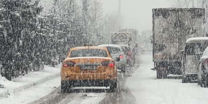 Yüksekova'da kar ve sis etkili oluyor