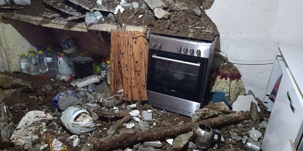 Evlerinin duvarı çöken Kanat ailesi ölümden döndü