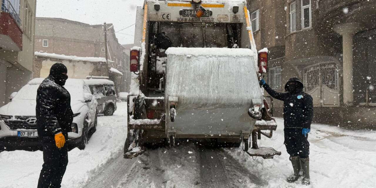 Hakkari’de Lapa Lapa karda temizlik mesaisi