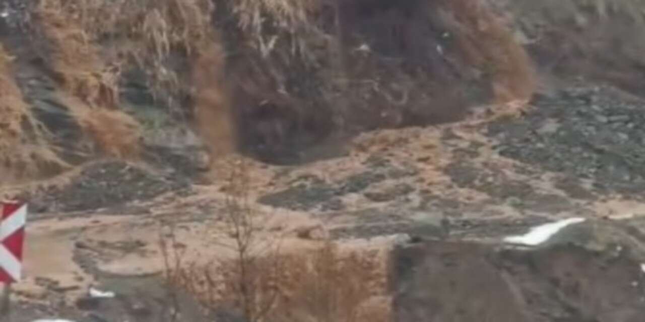 Şemdinli ile Derecik ilçeleri yolunda heyelan