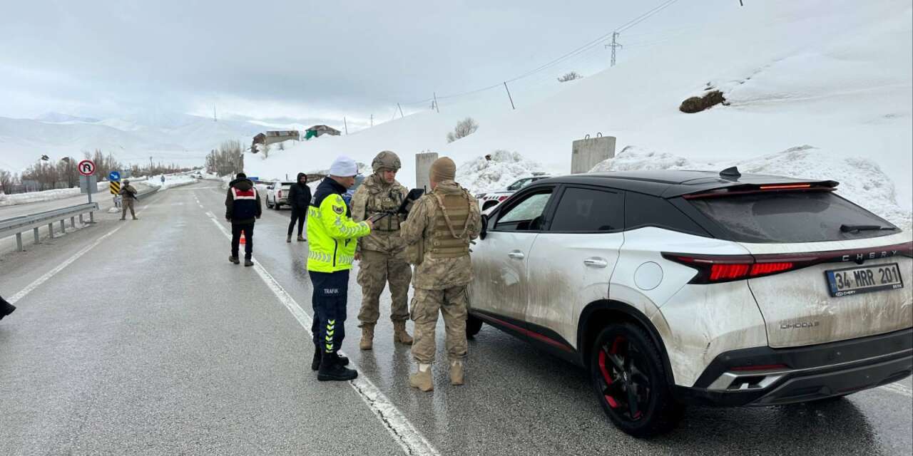 Yüksekova’da sürücülere kış trafik güvenliği eğitimi