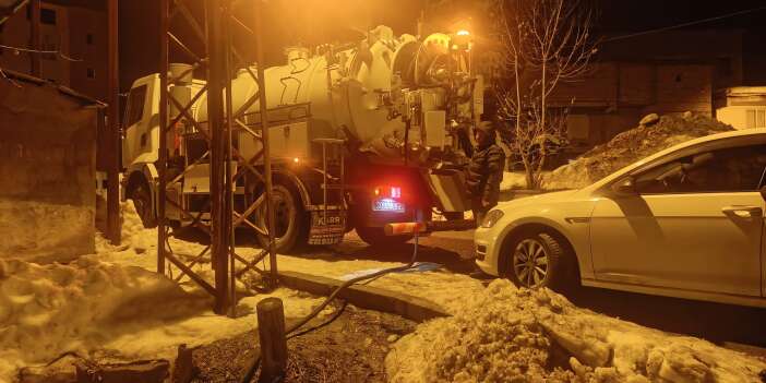 Kanalizasyon arızasına gece yarısı müdahale