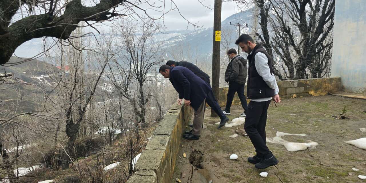 Derecik’te Cami duvarı çatladı