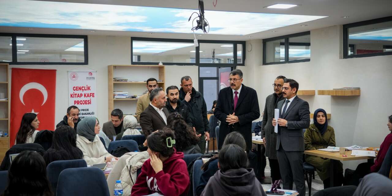 Vali Ali Çelik, Hacı Sait Camii Gençlik Merkezi'nde öğrencilerle buluştu