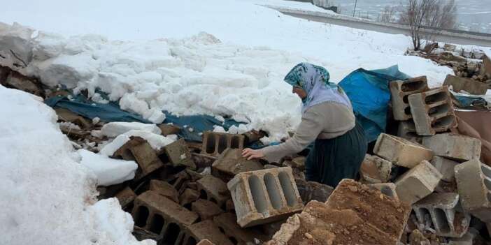 Yıkılan ahırının başında gözyaşlarına boğuldu