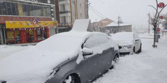 Başkale’de  6 mahalle yolu ulaşıma kapandı
