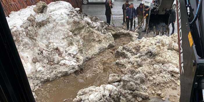 Hakkari'de sel baskınlarına müdahale sürüyor