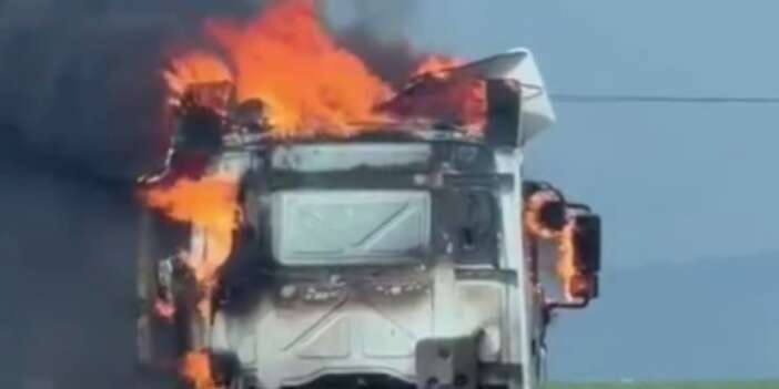 Alev alan tır kullanılmaz hale geldi