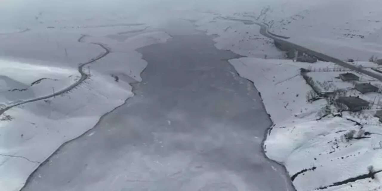 Yüksekova Dilimli Barajı Dondu