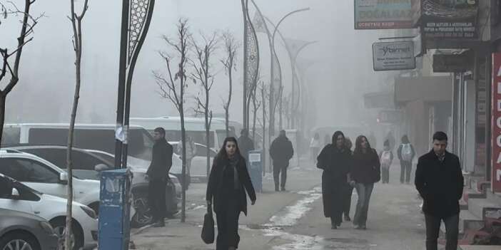 Yüksekova'da sis ulaşımı olumsuz etkiledi