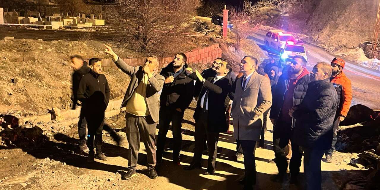 Vali yardımcıları dev kayaların düştüğü bölgede inceleme yaptı