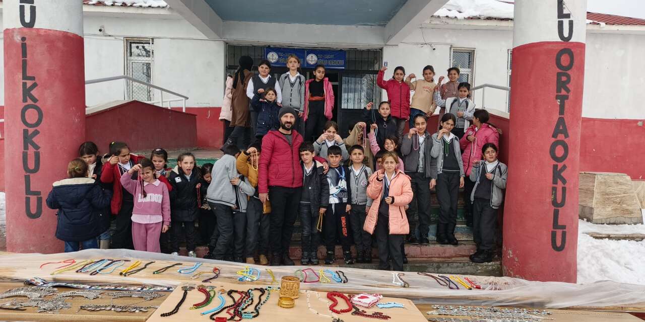 Ücretli öğretmen maaşıyla köy okuluna umut oldu