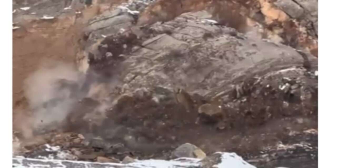 Çukurca kara yolunda kaya düşmesi kamerada