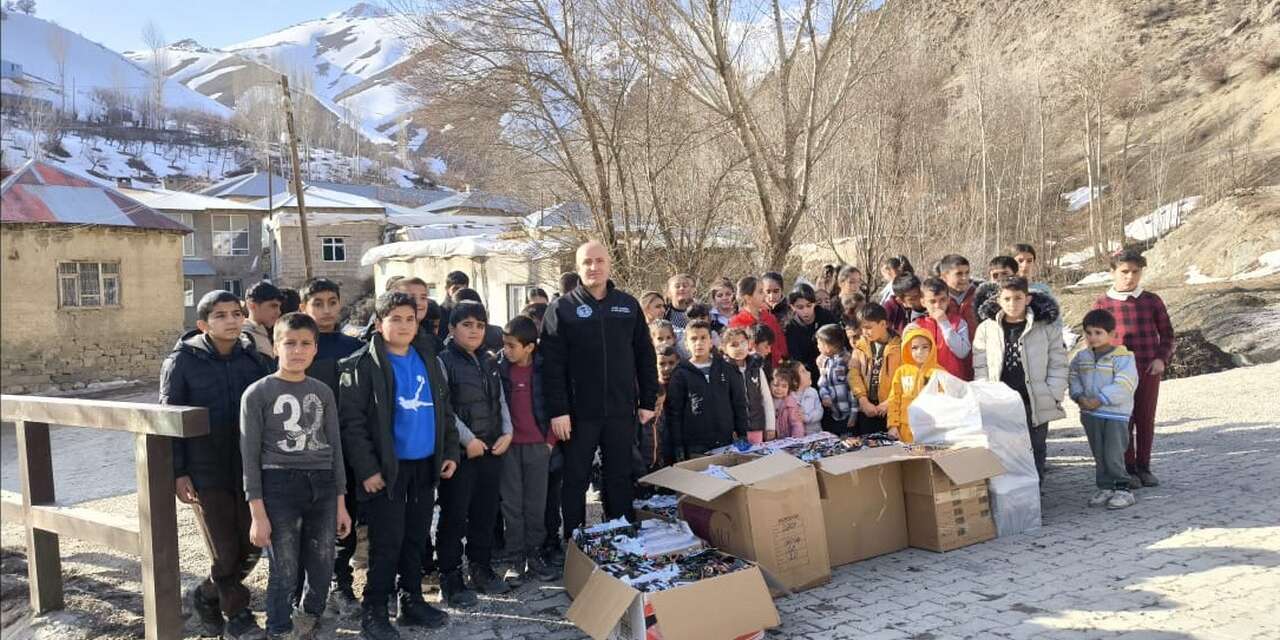 100 Dezavantajlı çocuğa kışlık bot yardımı